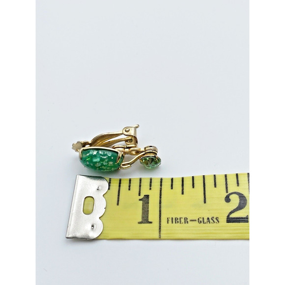 Vintage Green Confetti Glass Cabochon Rhinestone Clip Earrings Gold Tone Glows - Picture 10 of 10